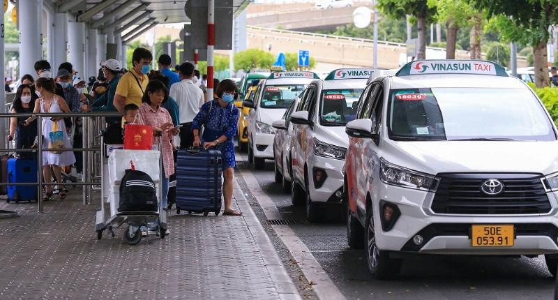 Xe taxi Vinasun chạy trên đường cao tốc từ Sài Gòn về Vũng Tàu